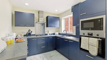Coffee/tea maker, fridge, microwave, oven