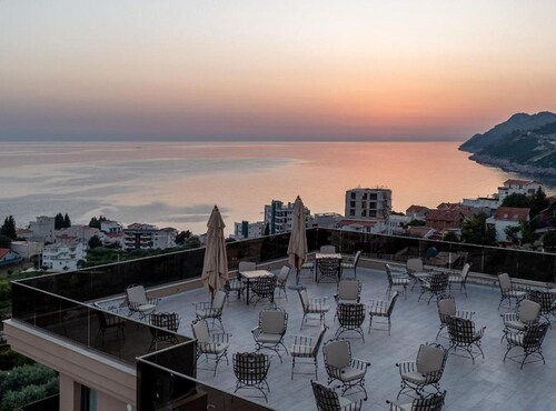 Classic Triple Room with Sea View and Balcony