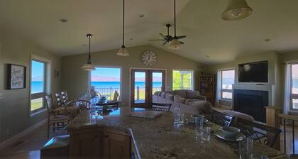 Lakeshore Retreat | Lakefront w/ Water Toys