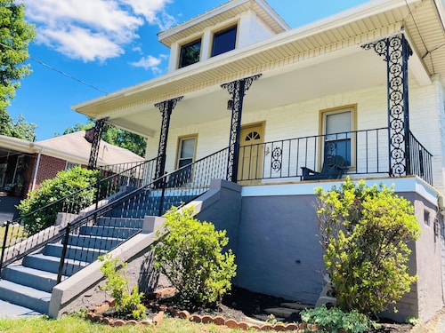 The Humble House-2-bedroom, 2 Bath house in Uptown Martinsville