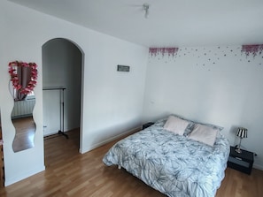 Iron/ironing board, bed sheets - Town house (Saint-Quentin)
