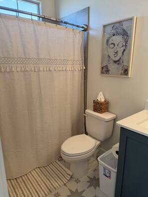Sèche-cheveux, serviettes fournies, savon, papier toilette