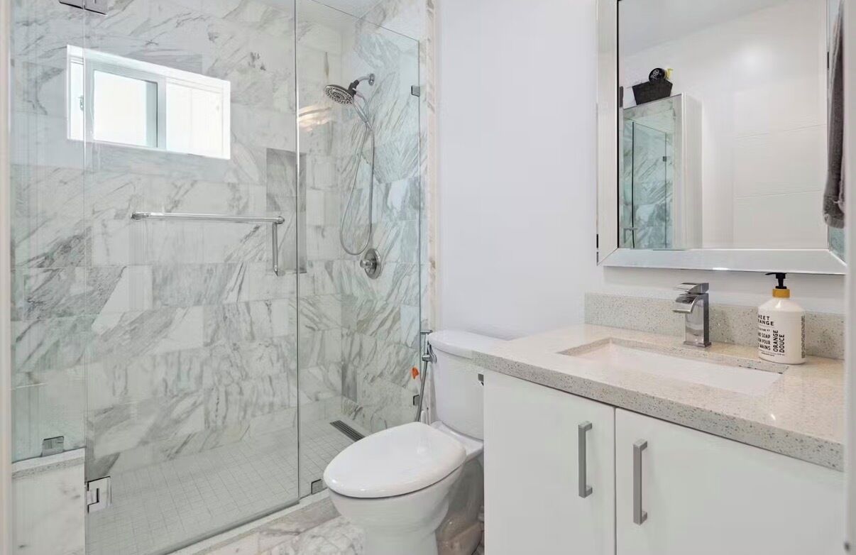 Regadera, secadora de cabello, bidet, toallas 