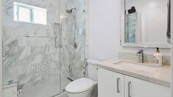 Regadera, secadora de cabello, bidet, toallas