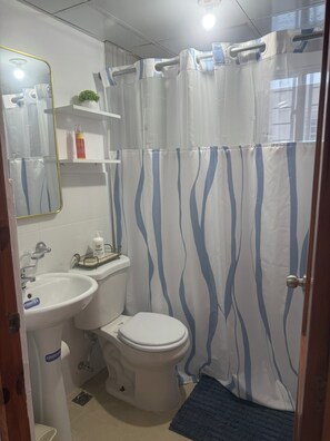 Doccia, asciugacapelli, asciugamani, sapone