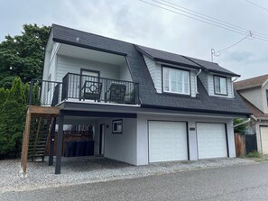 Exterior - Two bedroom guest house in Kelowna, BC (Kelowna)