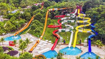 Um parque aquático com vários toboáguas e piscinas.