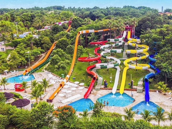 Parque acuático con múltiples toboganes y piscinas.