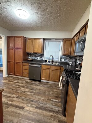 Private kitchen - 3-bedroom 2 bathhouse in charming La Vista (La Vista)