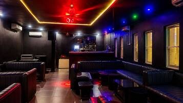 2 Bars/Lounges, Champagner-Bar, Weinbar