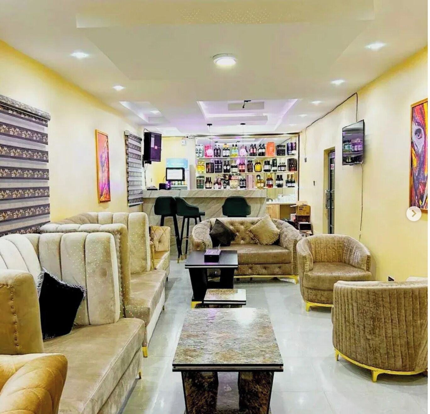 2 bars/lounges, Champagne bar, wine bar