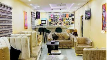 2 bars/lounges, Champagne bar, wine bar