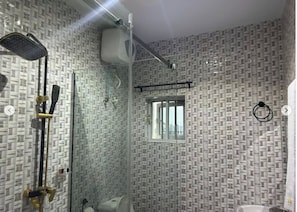 Suite superior, vista a la ciudad | Baño | Regadera, toallas, jabón, papel de baño 
