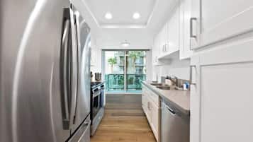 Coffee/tea maker, fridge, microwave, oven
