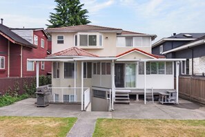 Exterior - Crystal Mall Room 101 in Burnaby Metrotown Area near Skytrain and Shopping. (Burnaby)