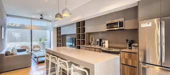 Modern Marina-view Penthouse With Private Hot Tub, Pool & Netflix