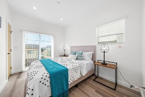 Room - New 4 Ensuite BR Sleeps 12 & Gated Parking (Los Angeles)
