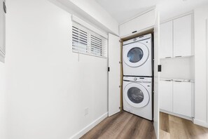 Interior - New 4 Ensuite BR Sleeps 12 & Gated Parking (Los Angeles)