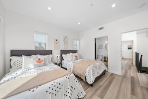 Room - New 4 Ensuite BR Sleeps 12 & Gated Parking (Los Angeles)