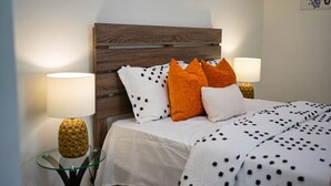 4 bedrooms, desk, WiFi, bed sheets - New 4 Ensuite BR Sleeps 12 & Gated Parking (Los Angeles)