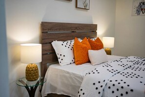 4 bedrooms, desk, WiFi, bed sheets - New 4 Ensuite BR Sleeps 12 & Gated Parking (Los Angeles)