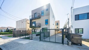 Exterior - New 4 Ensuite BR Sleeps 12 & Gated Parking (Los Angeles)