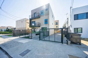Exterior - New 4 Ensuite BR Sleeps 12 & Gated Parking (Los Angeles)