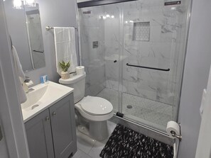 Bathroom - Gorgeous 4-bedroom house with AC in vibrant Atlanta
Escape to a stylish. (Atlanta)
