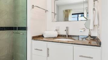 Studiosviitti, 1 keskisuuri parisänky, lemmikit sallittu (Mia 607B at Morgan Residences) | Kylpyhuone | Pyyhkeet