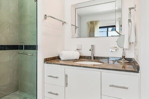 Suite Studio, 1 grand lit, animaux de compagnie acceptés, vue ville (Mia 607B at Morgan Residences) | Salle de bain | Serviettes fournies