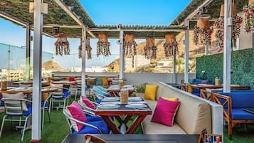 Studio Suite, 1 Queen Bed, Pets Allowed, City View (Mia 607B at Morgan Residences) | Outdoor dining