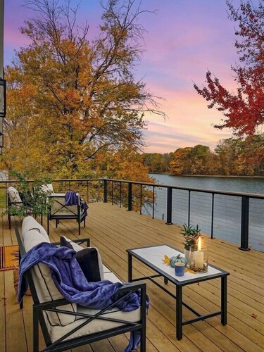 Luxury Lakehouse on the water!