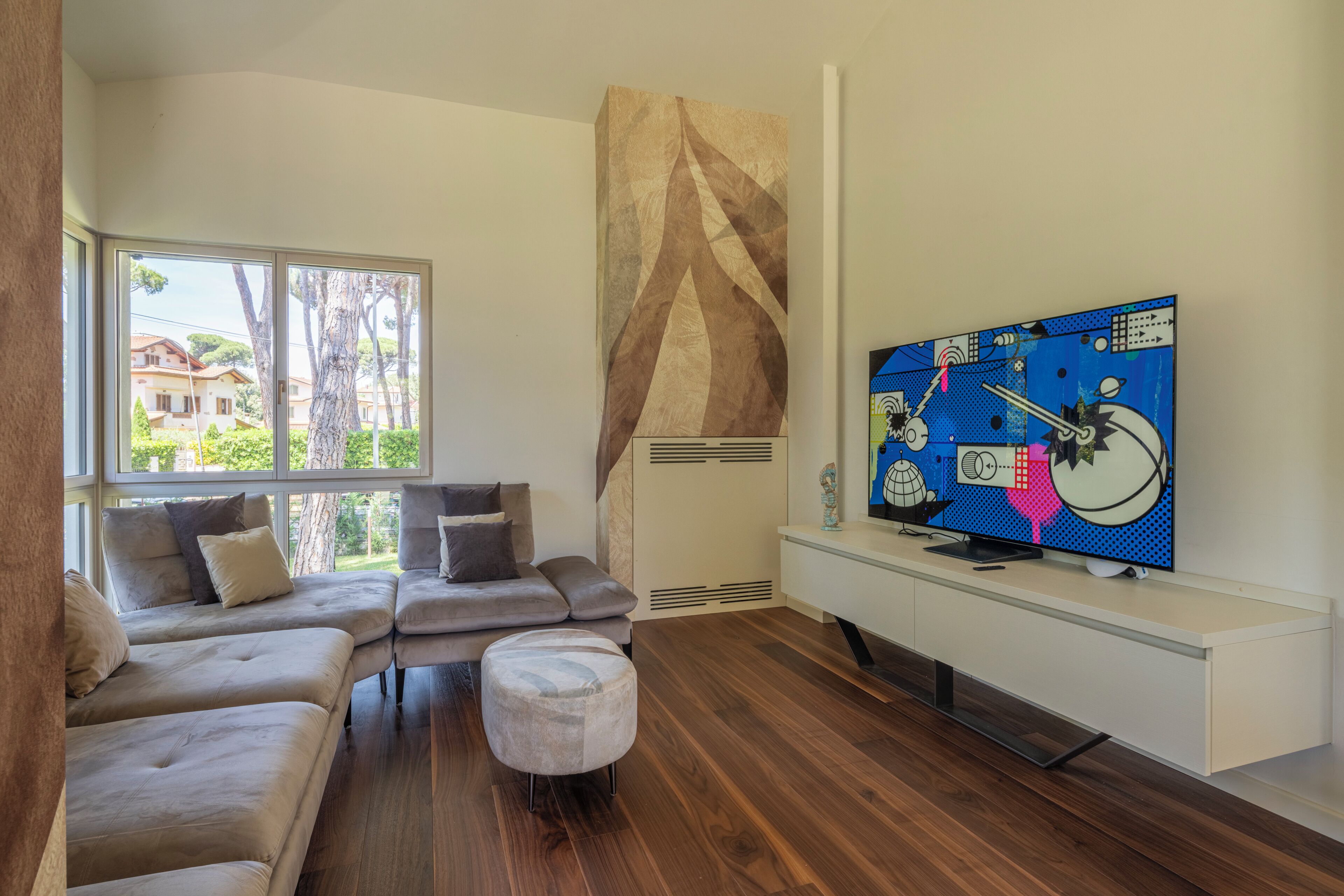 Smart-tv, een stereo, een computerscherm en een printer