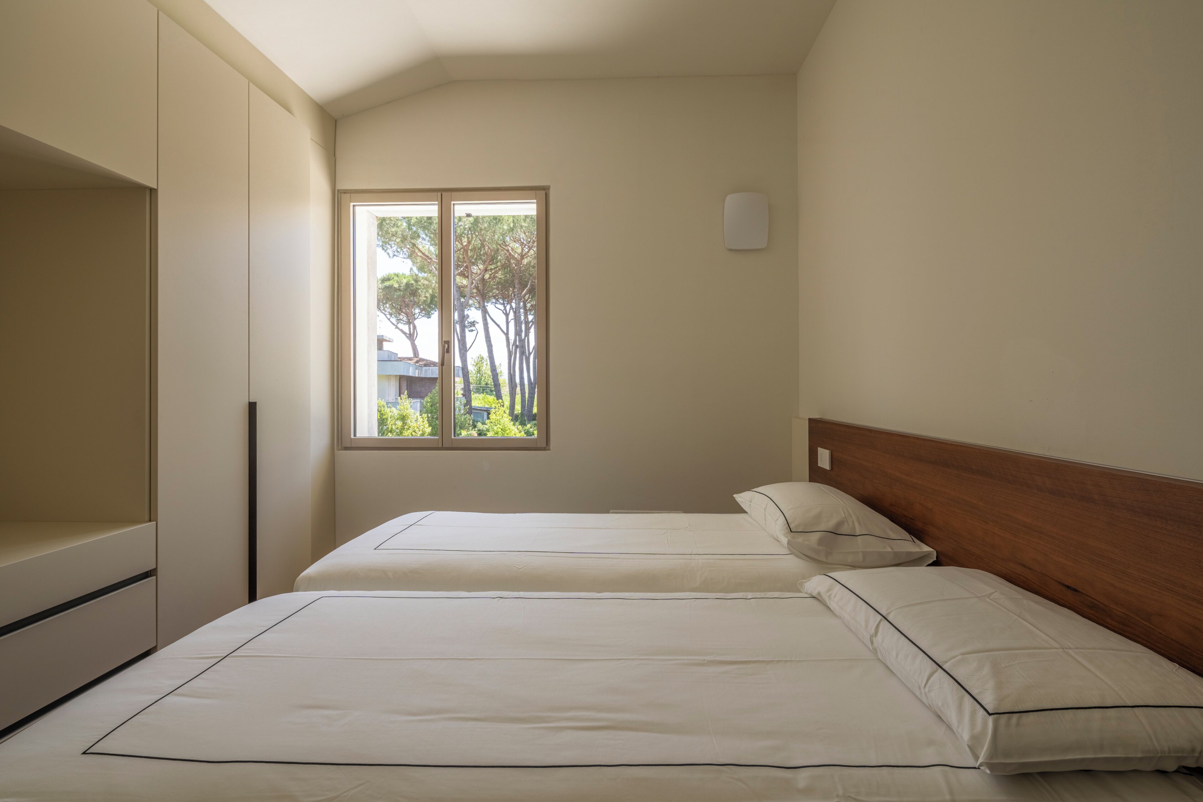 4 bedrooms, desk, iron/ironing board, free WiFi