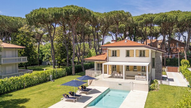A modern house with a swimming pool, outdoor seating, and a garden. - Villa Smeralda (Marina di Pietrasanta)