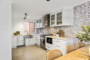 Fridge, microwave, oven, stovetop - Casa Munns - In the heart of Merimbula (Merimbula)