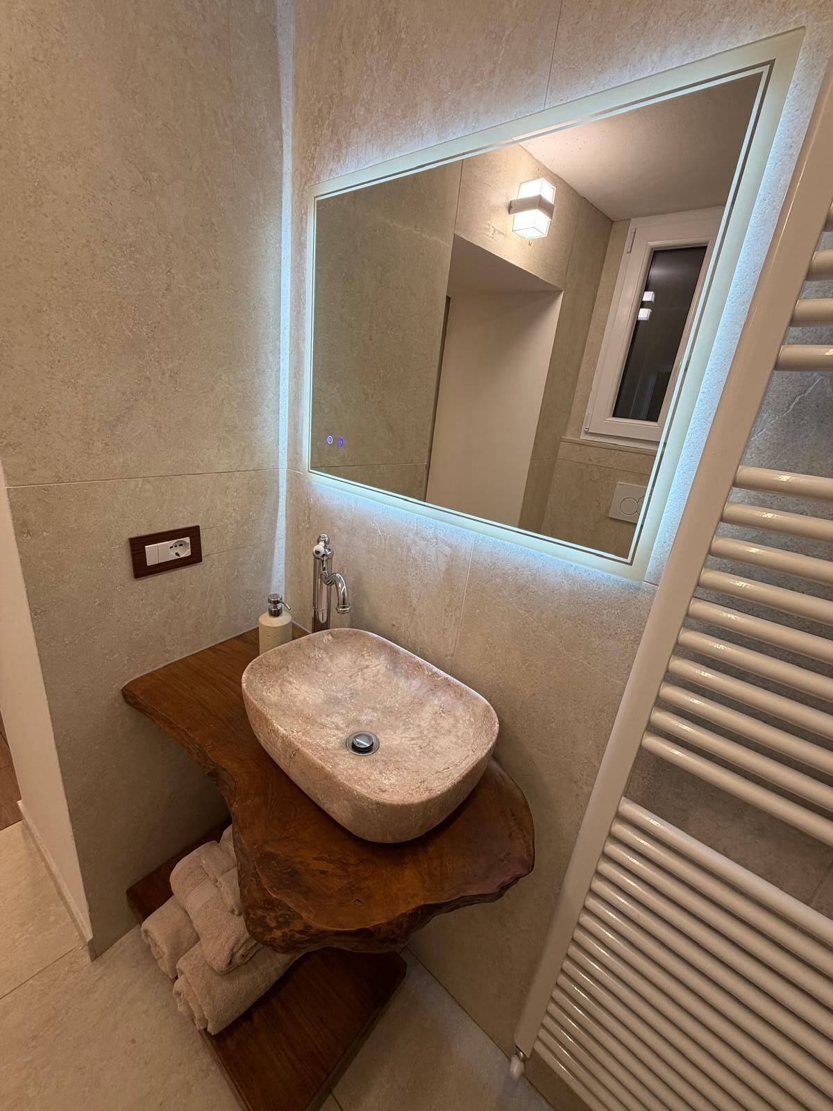Dusche, Haartrockner, Bidet, Handtücher