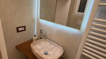 Dusche, Haartrockner, Bidet, Handtücher