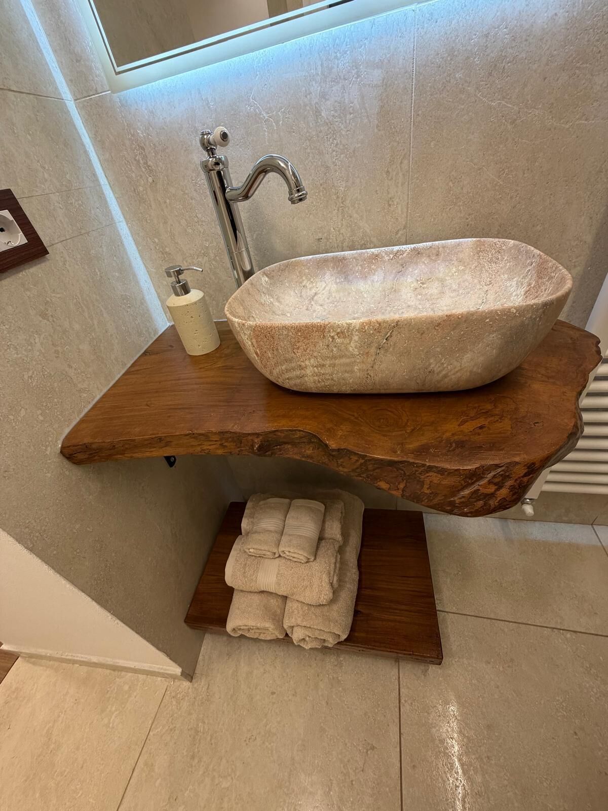Douche, sèche-cheveux, bidet, serviettes fournies