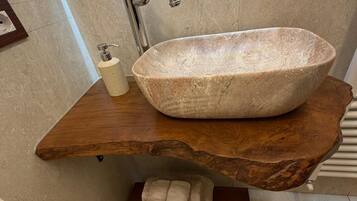 Douche, sèche-cheveux, bidet, serviettes fournies