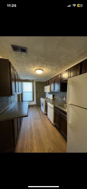 Private kitchen - 2-bedroom Apartment close to UNMC, Downtown and Creighton (Omaha)