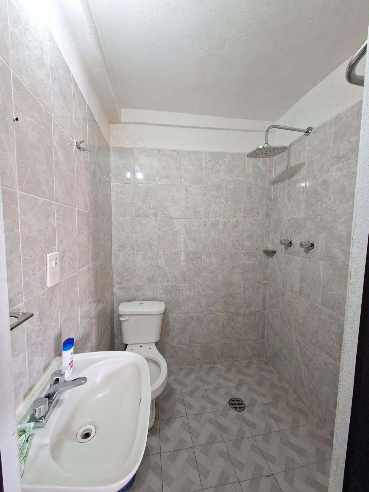 Ein Badezimmer mit Toilette, Waschbecken und Dusche.