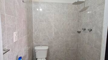 Ein Badezimmer mit Toilette, Waschbecken und Dusche.