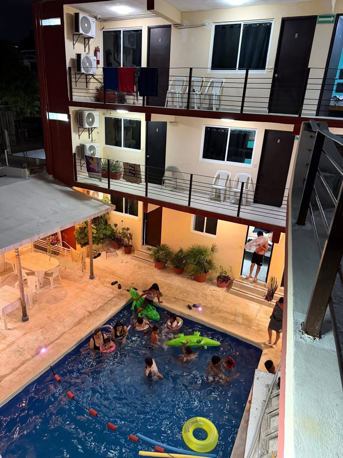 Una piscina al aire libre