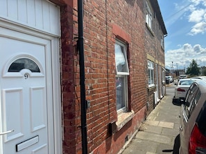 Exterior detail - Zinoc Delight Free Parking (Blyth)