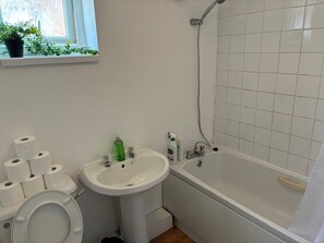 Hair dryer, towels, soap, toilet paper - Zinoc Delight Free Parking (Blyth)