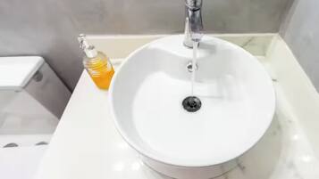 Hårtørrer, håndklæder, Sæbe, Toiletpapir