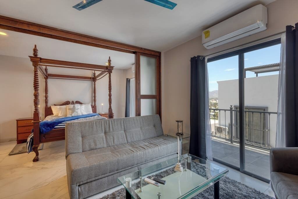 Studiosuite, 1 King-Bett, Küche, Stadtblick (Princess 805 at Morgan Residences) | Wohnbereich