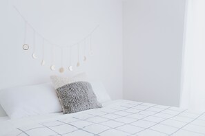 Internet, bed sheets - SkyCabin - Cabin with A/C (Skykomish)