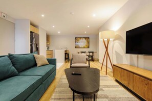 TV - w* | Luxury 1BR w/ AC in the Heart of Roma Sur (Ciudad de México)